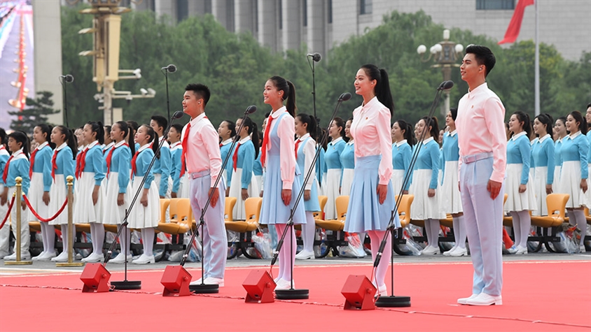 共青團(tuán)員和少先隊(duì)員代表集體致獻(xiàn)詞