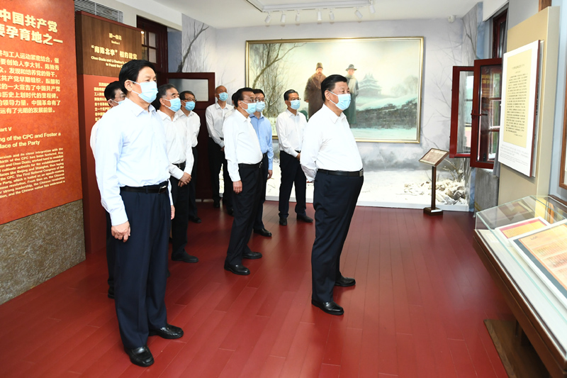 6月25日，中共中央政治局就用好紅色資源、賡續(xù)紅色血脈舉行第三十一次集體學(xué)習(xí)。這次集體學(xué)習(xí)采取參觀和討論相結(jié)合的形式，這是習(xí)近平、李克強(qiáng)、栗戰(zhàn)書、汪洋、王滬寧、趙樂際、韓正等在北大紅樓參觀“光輝偉業(yè) 紅色序章——北大紅樓與中國共產(chǎn)黨早期北京革命活動主題展”。新華社記者 謝環(huán)馳 攝