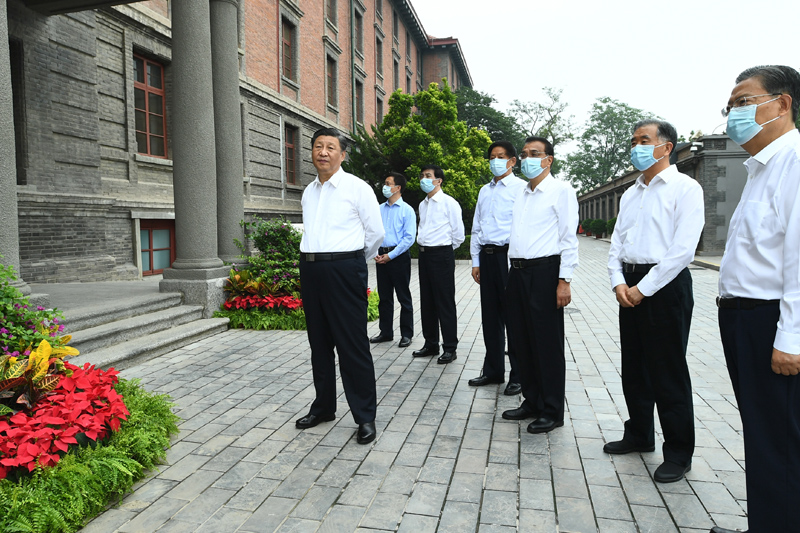 6月25日，中共中央政治局就用好紅色資源、賡續(xù)紅色血脈舉行第三十一次集體學(xué)習(xí)。這次集體學(xué)習(xí)采取參觀和討論相結(jié)合的形式，這是習(xí)近平、李克強(qiáng)、栗戰(zhàn)書、汪洋、王滬寧、趙樂際、韓正等在北大紅樓參觀“光輝偉業(yè) 紅色序章——北大紅樓與中國共產(chǎn)黨早期北京革命活動主題展”。新華社記者 謝環(huán)馳 攝