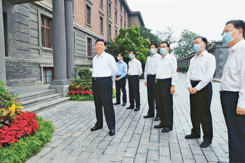 　　2021年6月25日，中共中央政治局就用好紅色資源、賡續(xù)紅色血脈舉行第三十一次集體學習。這次集體學習采取參觀和討論相結合的形式，這是習近平、李克強、栗戰(zhàn)書、汪洋、王滬寧、趙樂際、韓正等在北大紅樓參觀“光輝偉業(yè)　紅色序章——北大紅樓與中國共產黨早期北京革命活動主題展”。 新華社記者 謝環(huán)馳/攝