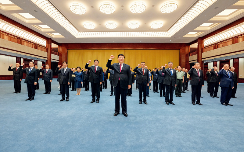 　　2021年6月18日，黨和國家領導人習近平、李克強、栗戰(zhàn)書、汪洋、王滬寧、趙樂際、韓正、王岐山等在中國共產黨歷史展覽館參觀“‘不忘初心、牢記使命’中國共產黨歷史展覽”。這是參觀結束后，習近平帶領黨員領導同志一起重溫入黨誓詞。 新華社記者 李學仁/攝