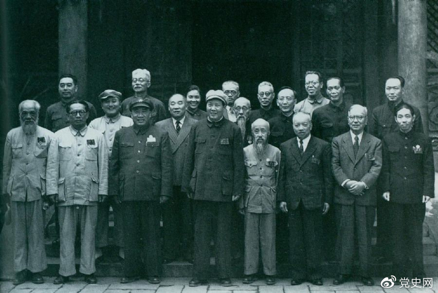 1949年7月5日，新政治協(xié)商會(huì)議籌備會(huì)常務(wù)委員合影。