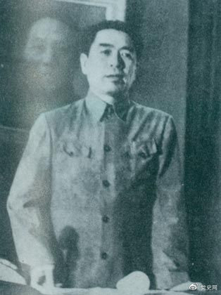 1949年7月6日，周恩來出席中華全國文學(xué)藝術(shù)工作者代表大會。圖為周恩來在會上作政治報(bào)告。