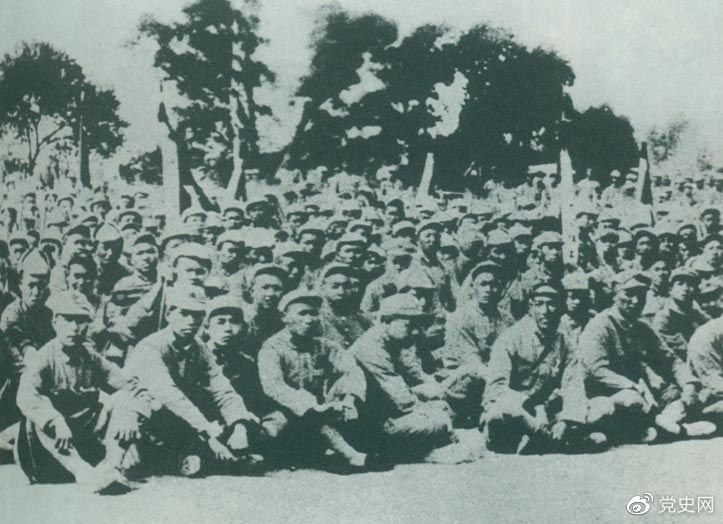 　　盧溝橋事變后的第11天，1937年7月18日，延安召開群眾大會，毛澤東發(fā)表演說。據(jù)當時報載：“演詞激昂，聽眾均摩拳擦掌，熱血沸騰，愿赴抗日戰(zhàn)場，與日寇決一死戰(zhàn)。”