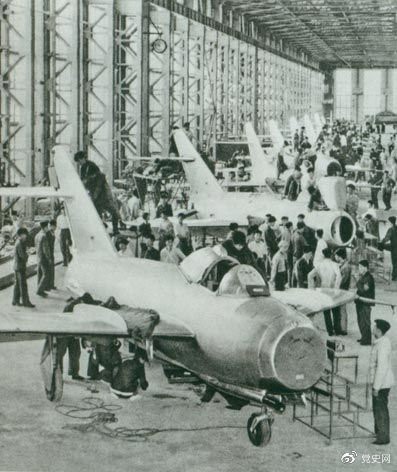 　　1956年7月19日，國(guó)產(chǎn)第一架噴氣式戰(zhàn)斗機(jī)在沈陽(yáng)首次試飛成功，標(biāo)志著中國(guó)具備了獨(dú)立研制空軍武器裝備的能力。圖為國(guó)產(chǎn)第一批噴氣式飛機(jī)即將出廠。