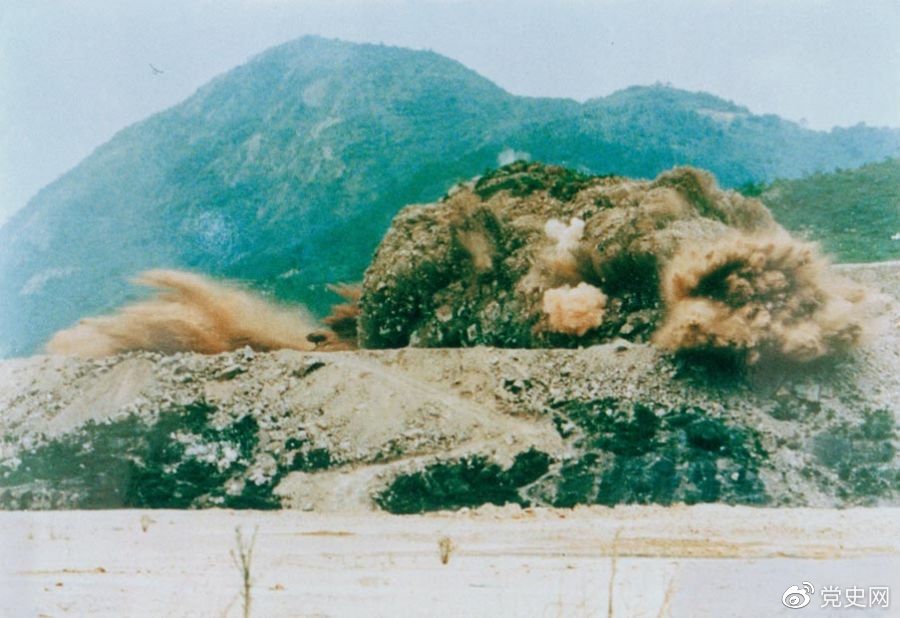 1979年7月20日，深圳蛇口工業(yè)區(qū)的建設者點燃開山炮時的場面。