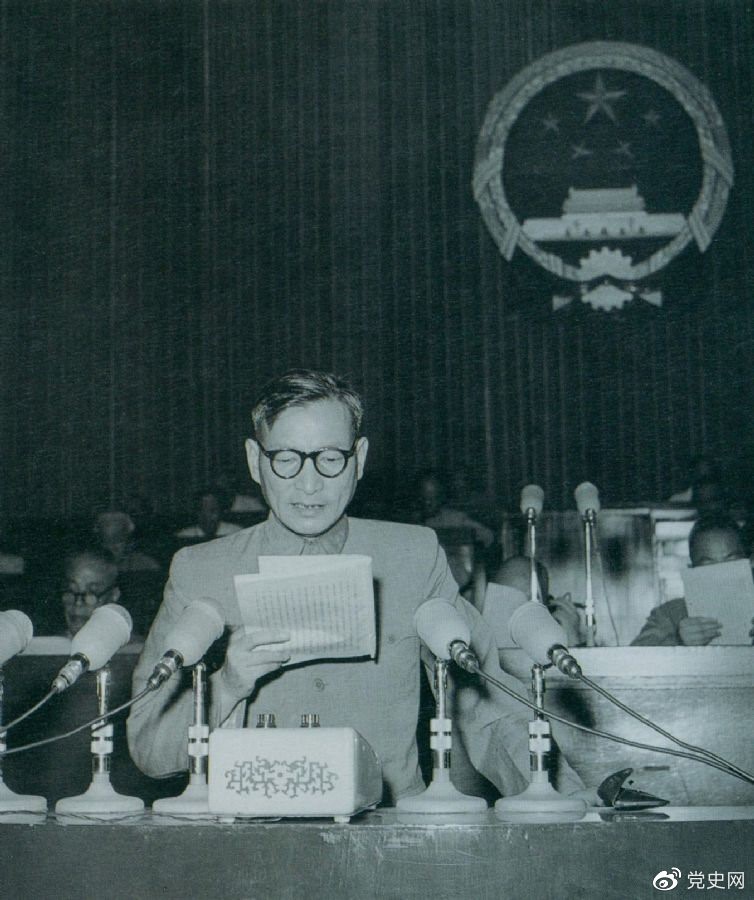 1955年7月，陳云在一屆全國(guó)人大二次會(huì)議上作堅(jiān)持和改進(jìn)糧食統(tǒng)購(gòu)統(tǒng)銷(xiāo)工作的報(bào)告。