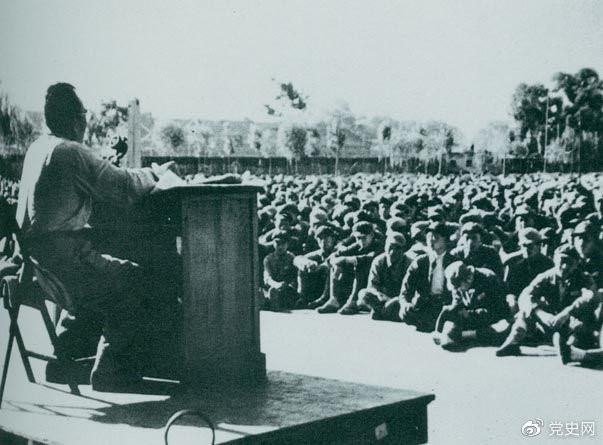 1949年7月，朱德在北平給第四野戰(zhàn)軍南下工作團(tuán)講話。