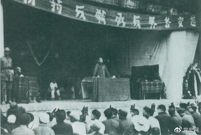 　　1946年7月26日，朱德在延安各界反對內(nèi)戰(zhàn)動員大會上發(fā)表講話，號召全國人民團(tuán)結(jié)起來，打退國民黨軍對解放區(qū)的進(jìn)攻。