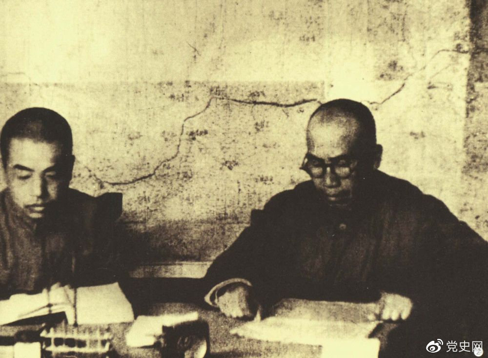 1945年8月，彭德懷任中央軍委副主席兼總參謀長，協(xié)助毛澤東、朱德指揮對(duì)日軍的大反攻。圖為朱德和彭德懷在延安。