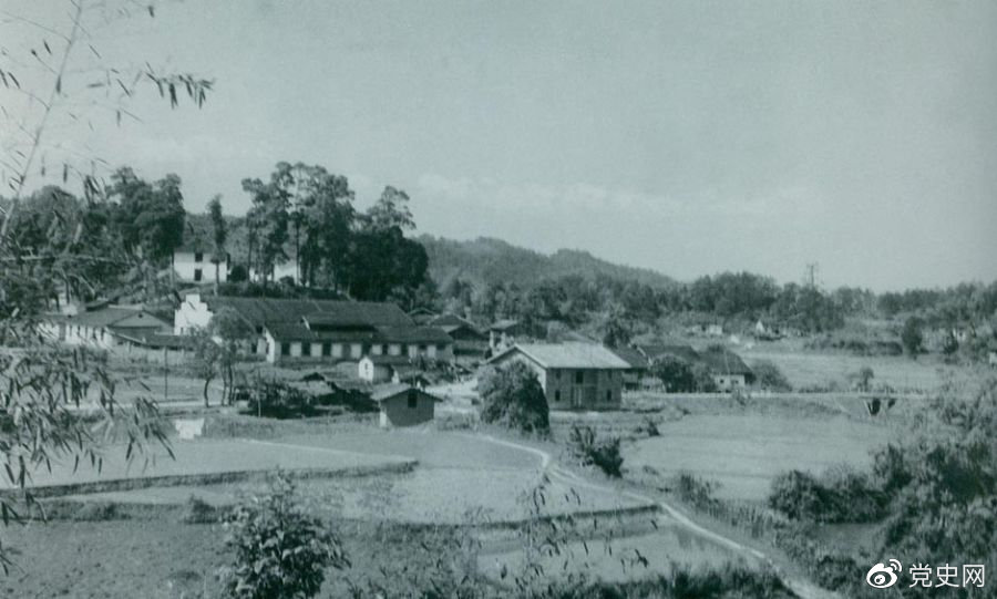 1934年8月，任弼時(shí)等率紅六軍團(tuán)9700余人，從橫石和新江口出發(fā)，開(kāi)始西征。圖為江西遂川縣橫石。
