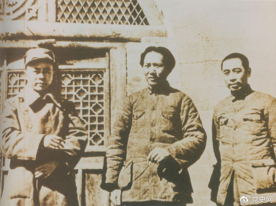 洛川會(huì)議上組成了新的中共中央革命軍事委員會(huì)，毛澤東為書記（亦稱主席）。這是毛澤東、周恩來(lái)和任弼時(shí)的合影。