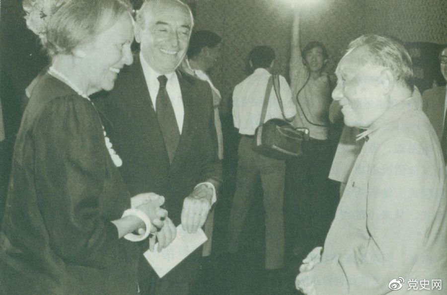 1987年8月29日，鄧小平在會見意大利共產(chǎn)黨領(lǐng)導人約蒂和贊蓋里時指出，中國處在社會主義初級階段。