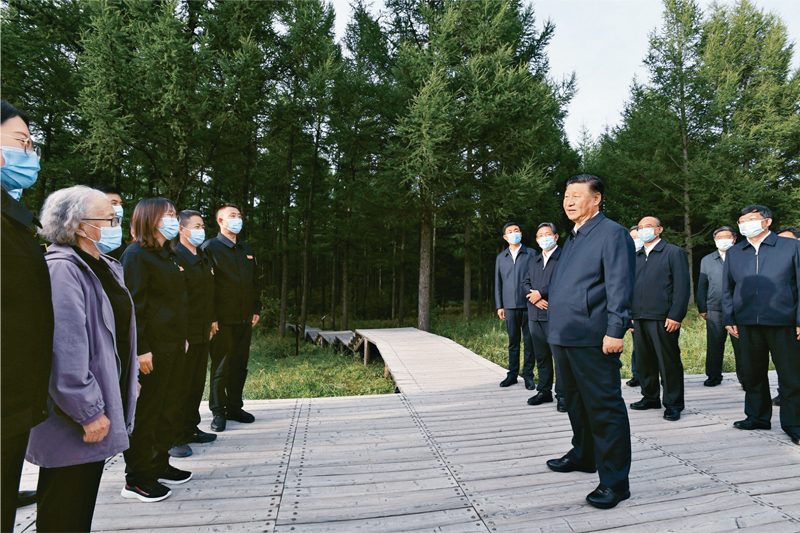 2021年8月23日至24日，中共中央總書(shū)記、國(guó)家主席、中央軍委主席習(xí)近平在河北省承德市考察。這是23日下午，習(xí)近平在塞罕壩機(jī)械林場(chǎng)尚海紀(jì)念林考察時(shí)，同林場(chǎng)職工代表親切交流。 新華社記者 李學(xué)仁/攝