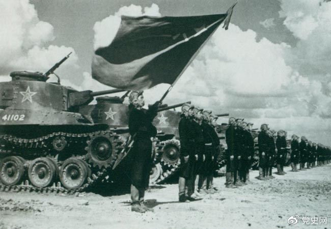 1950年9月，中國(guó)人民解放軍裝甲兵領(lǐng)導(dǎo)機(jī)構(gòu)在北京成立。圖為坦克部隊(duì)陣容。
