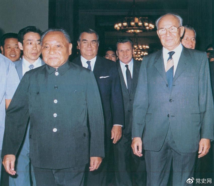 1988年9月5日，鄧小平在會(huì)見捷克斯洛伐克總統(tǒng)胡薩克時(shí)提出科學(xué)技術(shù)是第一生產(chǎn)力。