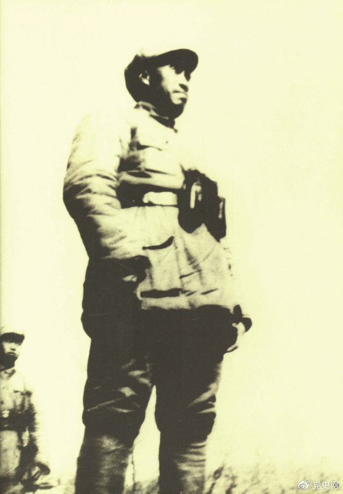 1937年9月至1940年5月，朱德指揮八路軍在華北廣泛開展游擊戰(zhàn)爭(zhēng)，放手發(fā)動(dòng)群眾，創(chuàng)建抗日根據(jù)地。圖為朱德在華北前線。