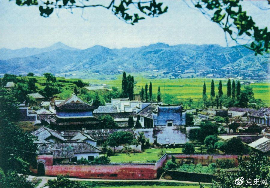 1927年9月19日，毛澤東在瀏陽文家市里仁學校召開前敵委員會會議，經(jīng)過激烈爭論，決定放棄攻打長沙的計劃，改向敵人統(tǒng)治力量薄弱的湘贛邊界的山區(qū)進軍。圖為文家市里仁學校舊址。
