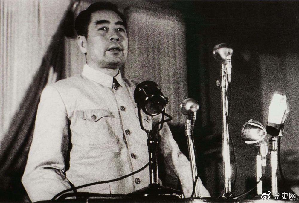 1949年9月22日，周恩來在中國人民政治協(xié)商會議第一屆全體會議上作關于共同綱領草案的起草經(jīng)過和特點的報告。
