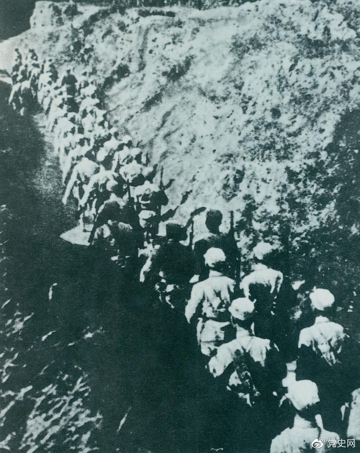1937年9月25日，八路軍第一一五師主力在晉東北取得平型關(guān)大捷，殲滅日軍1000余人，打破了日軍“不可戰(zhàn)勝”的神話。圖為向平型關(guān)挺進的第一一五師。