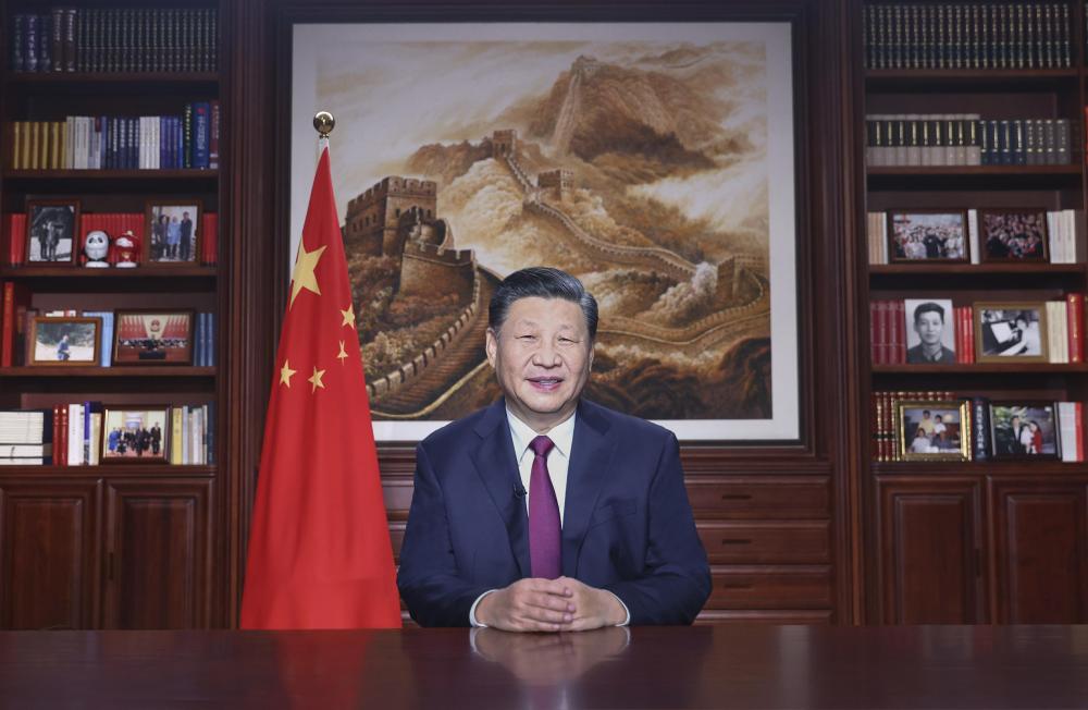 新年前夕，國(guó)家主席習(xí)近平通過中央廣播電視總臺(tái)和互聯(lián)網(wǎng)，發(fā)表二〇二二年新年賀詞。 新華社記者 鞠鵬 攝