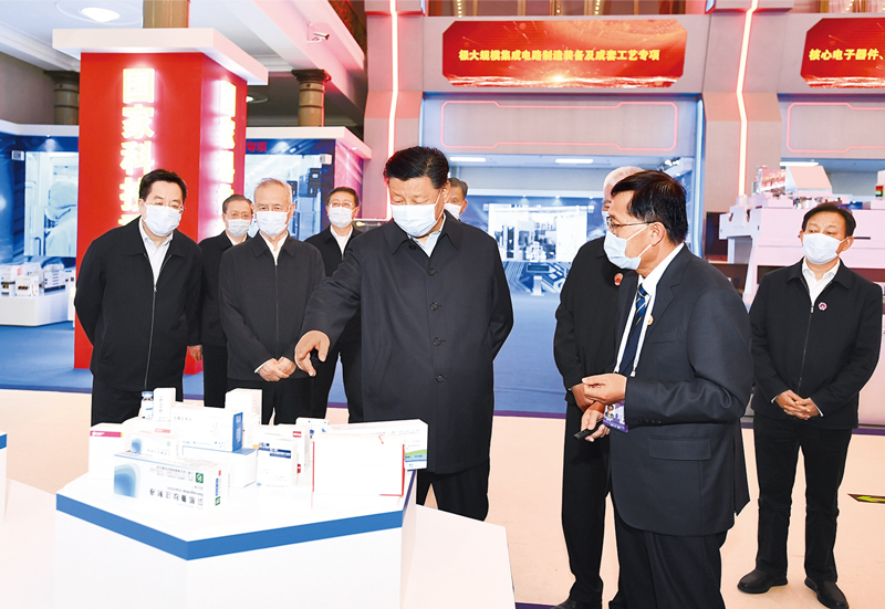 2021年10月26日，中共中央總書記、國家主席、中央軍委主席習(xí)近平在北京展覽館參觀國家“十三五”科技創(chuàng)新成就展。 新華社記者 謝環(huán)馳/攝