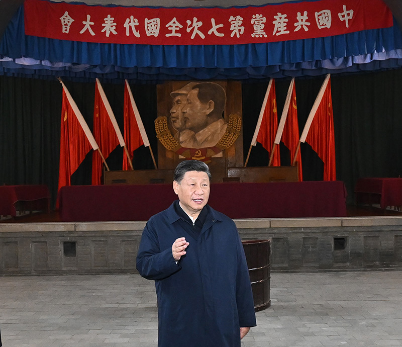 　　10月27日，中共中央總書記、國家主席、中央軍委主席習(xí)近平帶領(lǐng)中共中央政治局常委李強(qiáng)、趙樂際、王滬寧、蔡奇、丁薛祥、李希，瞻仰延安革命紀(jì)念地。這是習(xí)近平在楊家?guī)X瞻仰中共七大會址。
