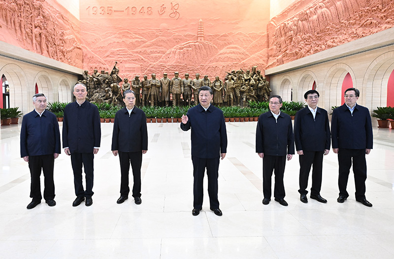 　　10月27日，中共中央總書記、國家主席、中央軍委主席習(xí)近平帶領(lǐng)中共中央政治局常委李強(qiáng)、趙樂際、王滬寧、蔡奇、丁薛祥、李希，瞻仰延安革命紀(jì)念地。這是習(xí)近平在延安革命紀(jì)念館參觀《偉大歷程——中共中央在延安十三年歷史陳列》結(jié)束時發(fā)表重要講話。