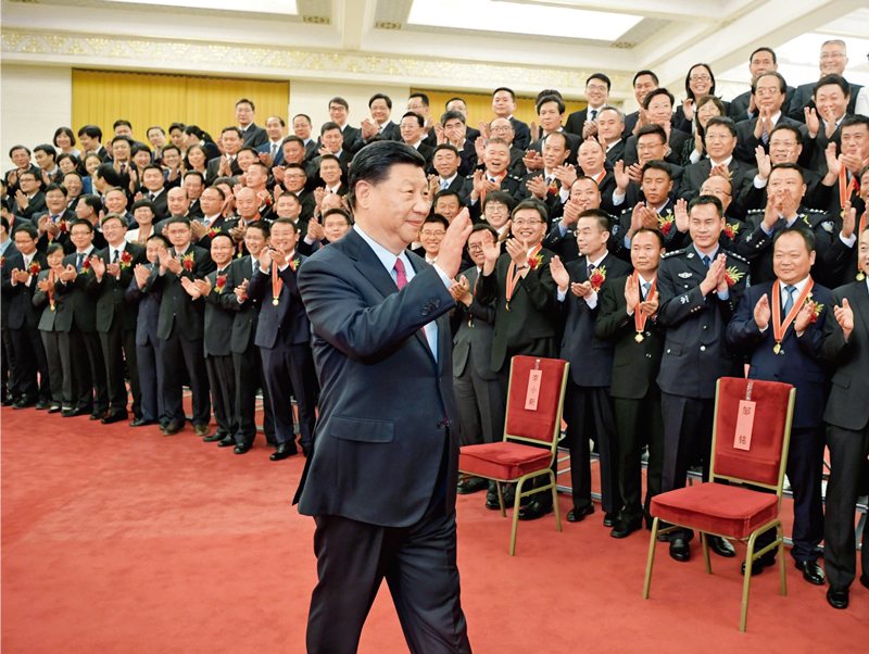 　　2019年6月25日，黨和國家領導人習近平、李克強、王滬寧等在北京人民大會堂會見第九屆全國“人民滿意的公務員”和“人民滿意的公務員集體”受表彰代表。 新華社記者 李學仁/攝