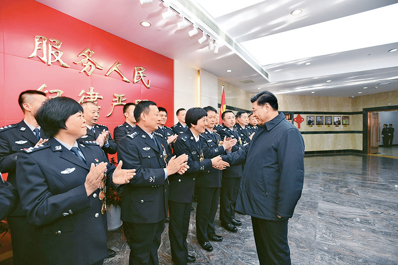 2019年2月1日，中共中央總書記、國家主席、中央軍委主席習(xí)近平在北京看望慰問基層干部群眾，考察北京冬奧會、冬殘奧會籌辦工作。這是1日上午，習(xí)近平在北京市公安局，同公安英模和干警代表一一握手，向全國廣大公安干警致以新春祝福。　新華社記者 謝環(huán)馳/攝
