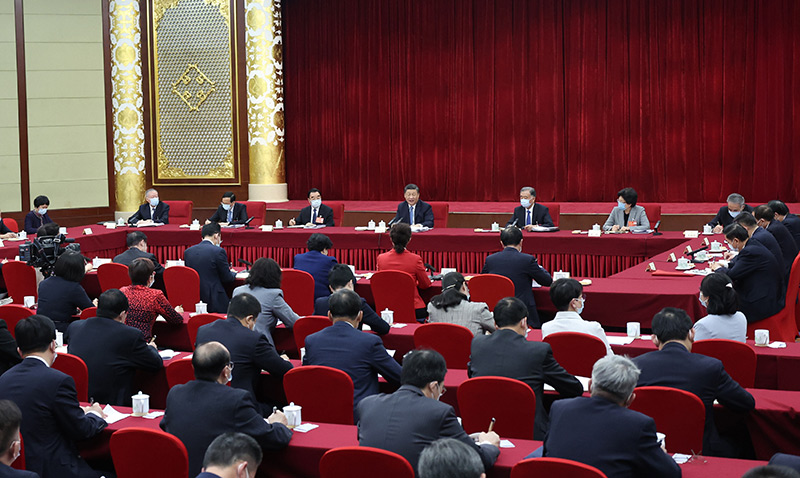 3月6日，中共中央總書記、國家主席、中央軍委主席習近平看望參加全國政協(xié)十三屆五次會議的農業(yè)界、社會福利和社會保障界委員，并參加聯(lián)組會，聽取意見和建議。中共中央政治局常委、全國政協(xié)主席汪洋參加看望和討論。新華社記者 王曄 攝