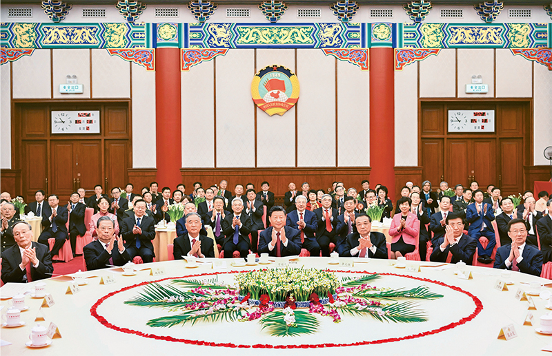 2021年12月31日，全國(guó)政協(xié)在北京舉行新年茶話會(huì)。黨和國(guó)家領(lǐng)導(dǎo)人習(xí)近平、李克強(qiáng)、汪洋、王滬寧、趙樂際、韓正、王岐山出席茶話會(huì)并觀看演出。　新華社記者 燕雁/攝