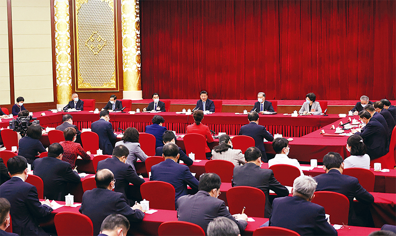 2022年3月6日，中共中央總書記、國(guó)家主席、中央軍委主席習(xí)近平看望參加全國(guó)政協(xié)十三屆五次會(huì)議的農(nóng)業(yè)界、社會(huì)福利和社會(huì)保障界委員，并參加聯(lián)組會(huì)，聽取意見和建議。中共中央政治局常委、全國(guó)政協(xié)主席汪洋參加看望和討論。　新華社記者 王曄/攝