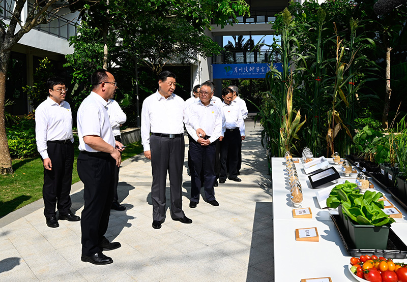4月10日至13日，中共中央總書記、國家主席、中央軍委主席習(xí)近平在海南考察。這是10日下午，習(xí)近平在位于三亞市崖州灣科技城的崖州灣種子實驗室考察。新華社記者 李學(xué)仁 攝