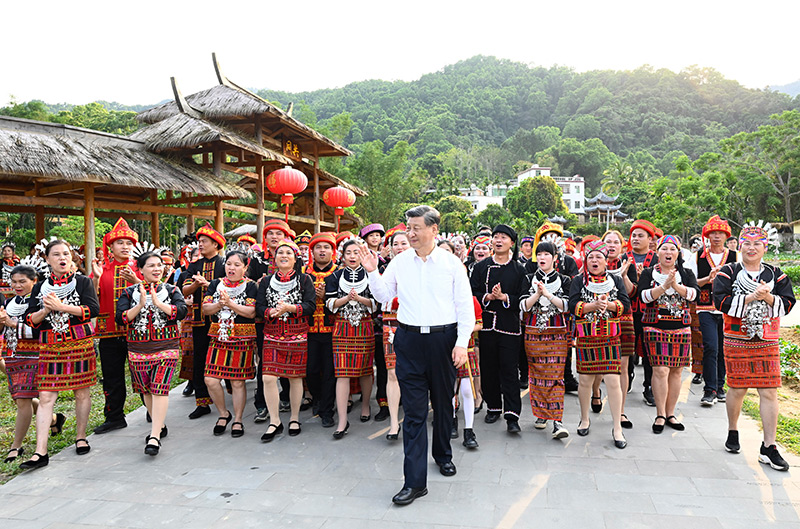 4月10日至13日，中共中央總書記、國家主席、中央軍委主席習(xí)近平在海南考察。這是11日下午，習(xí)近平在五指山市水滿鄉(xiāng)毛納村向村民們揮手致意。新華社記者 李學(xué)仁 攝